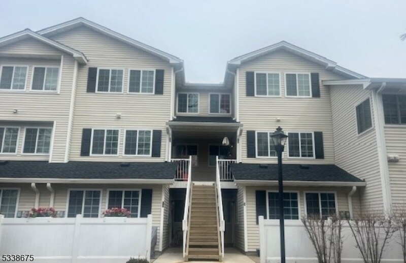 10 Cortland Ln, Unit 206 in Bedminster, NJ - Building Photo