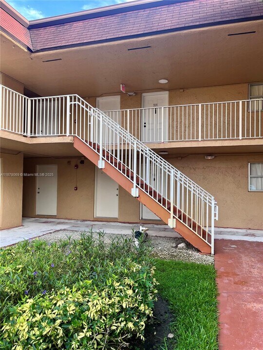 9970 SW 88th St in Miami, FL - Foto de edificio