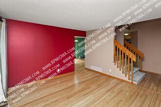8912 Highland Oaks Dr in Johnston, IA - Building Photo - Building Photo