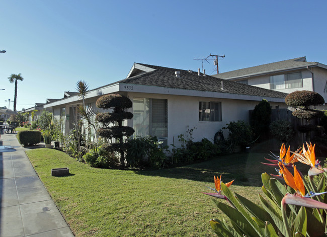 Acacia Villa Apartments in Garden Grove, CA - Building Photo - Building Photo