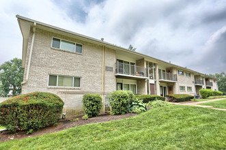 Long Meadows Apartments in Camp Hill, PA - Building Photo - Building Photo