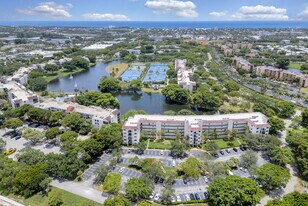 2105 Lavers Cir in Delray Beach, FL - Building Photo