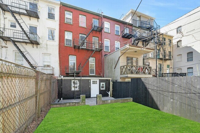 826 Grand St in Jersey City, NJ - Building Photo - Building Photo