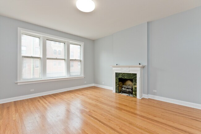 3324 W Diversey Ave, Unit 2F in Chicago, IL - Building Photo - Building Photo