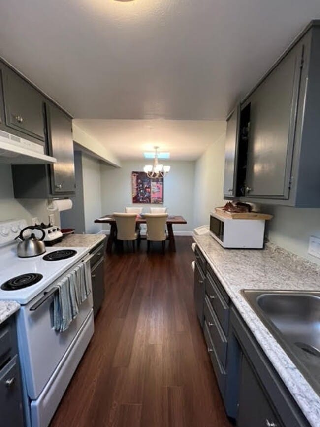 property at 1529 Oak Ave