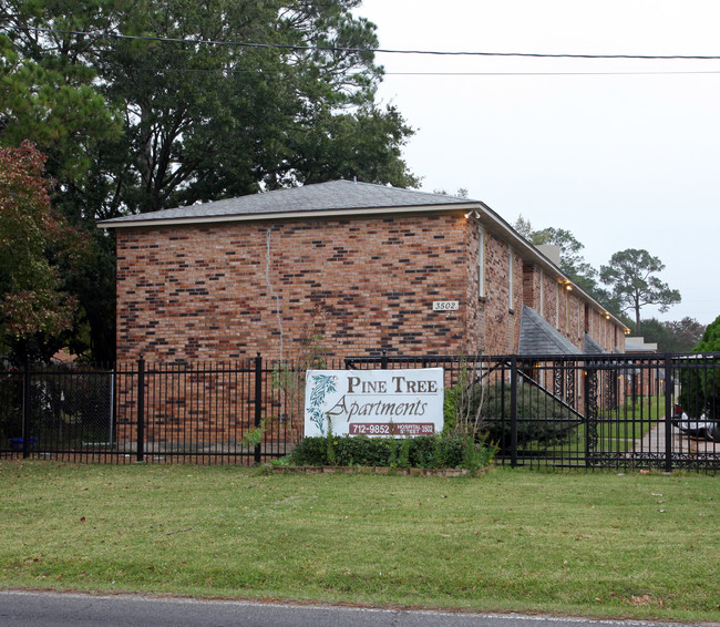 Pine Tree Apartments in Pascagoula, MS - Foto de edificio - Building Photo