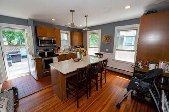 37 Oak St-Unit -2 in Plymouth, MA - Building Photo - Building Photo