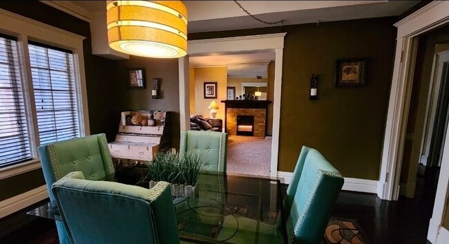 125 S 5th St, Unit C in Pekin, IL - Foto de edificio - Building Photo