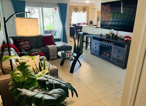 21100 SW 87th Ave in Cutler Bay, FL - Foto de edificio - Building Photo