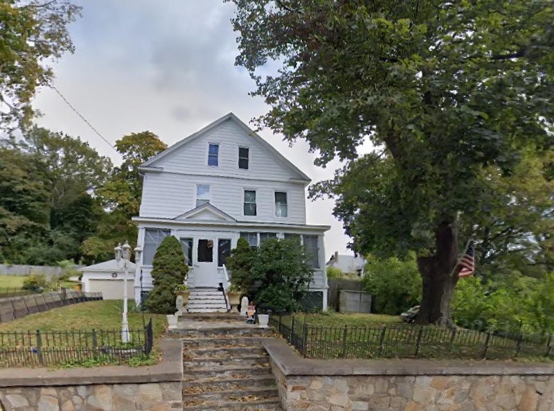 8 Woodland St in Vernon, CT - Building Photo