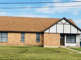 111 Lindenwood Ln W in Hewitt, TX - Building Photo