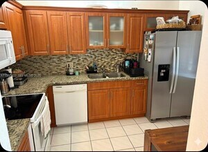 341 Lakeview Dr in Weston, FL - Building Photo - Building Photo