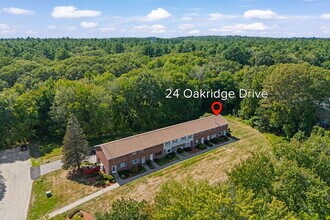 24 Oakridge Dr in Londonderry, NH - Building Photo - Building Photo