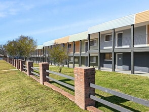English Village North Apartments in Oklahoma City, OK - Building Photo - Building Photo