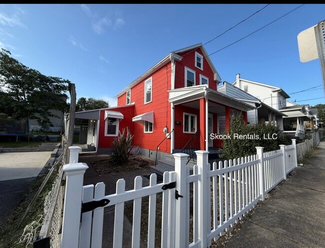 1012 W Willow St in Coal Township, PA - Foto de edificio - Building Photo