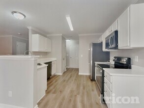 6231 Creekbrooke Ct in Browns Summit, NC - Foto de edificio - Building Photo