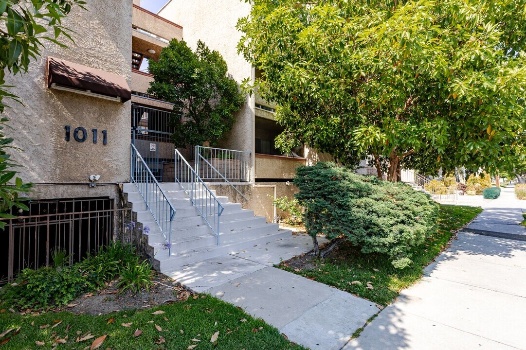 1011 E California Ave in Glendale, CA - Building Photo