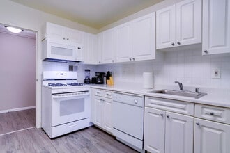 2111 Richmond Hwy in Arlington, VA - Building Photo - Building Photo