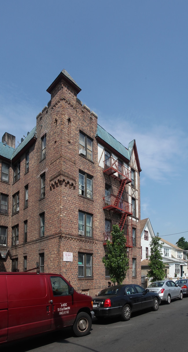 90-60 179th Pl in Jamaica, NY - Foto de edificio - Building Photo