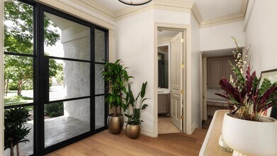 2036 Wimberly Ln in Austin, TX - Foto de edificio - Building Photo