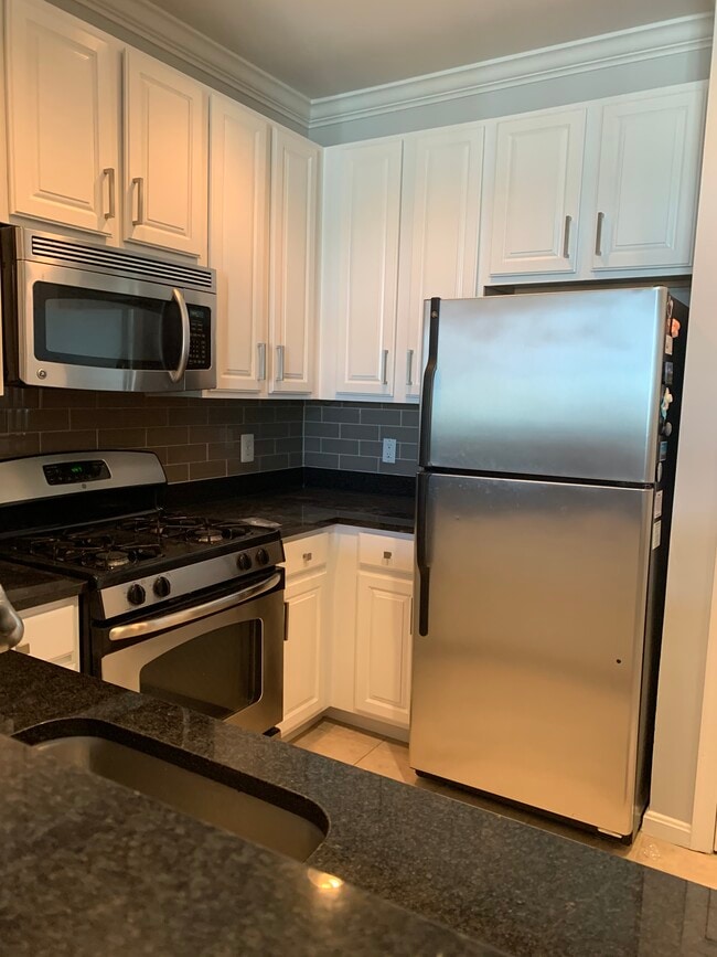 2465 Army Navy Dr, Unit 402 in Arlington, VA - Building Photo - Building Photo