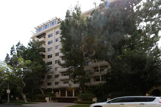 Beverly Oakhurst Apartments in Beverly Hills, CA - Building Photo - Building Photo