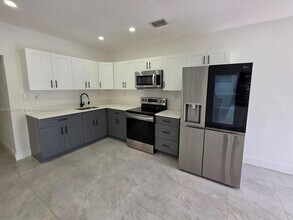 1102 NW 103rd St in Miami, FL - Building Photo - Building Photo