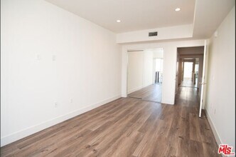 106 S Kings Rd in Los Angeles, CA - Building Photo - Building Photo