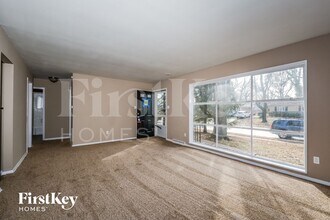 649 Village Square Dr in Hazelwood, MO - Foto de edificio - Building Photo