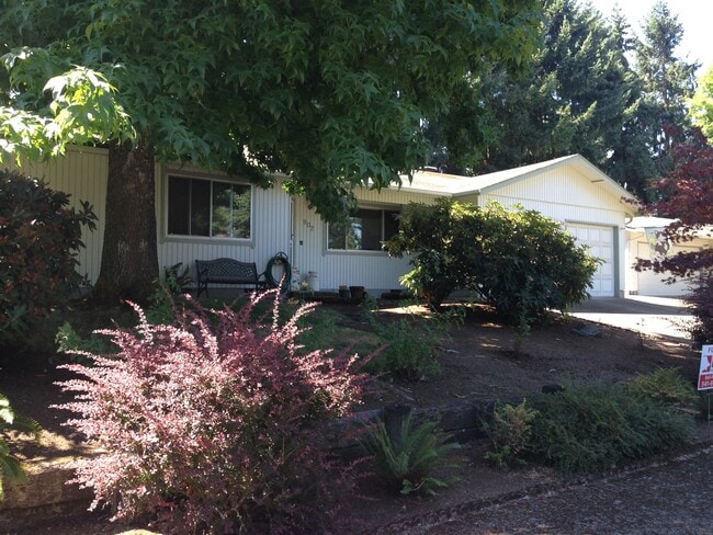 902 Travis Ave in Eugene, OR - Building Photo - Building Photo
