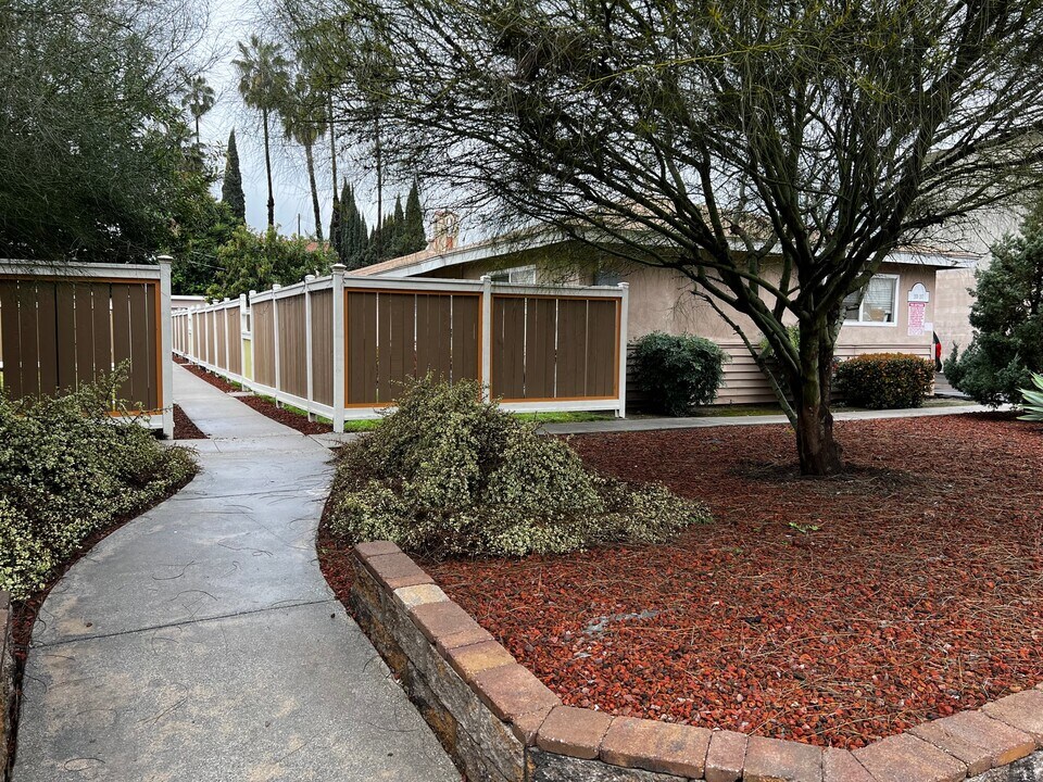 211 S Monte Vista St in La Habra, CA - Building Photo