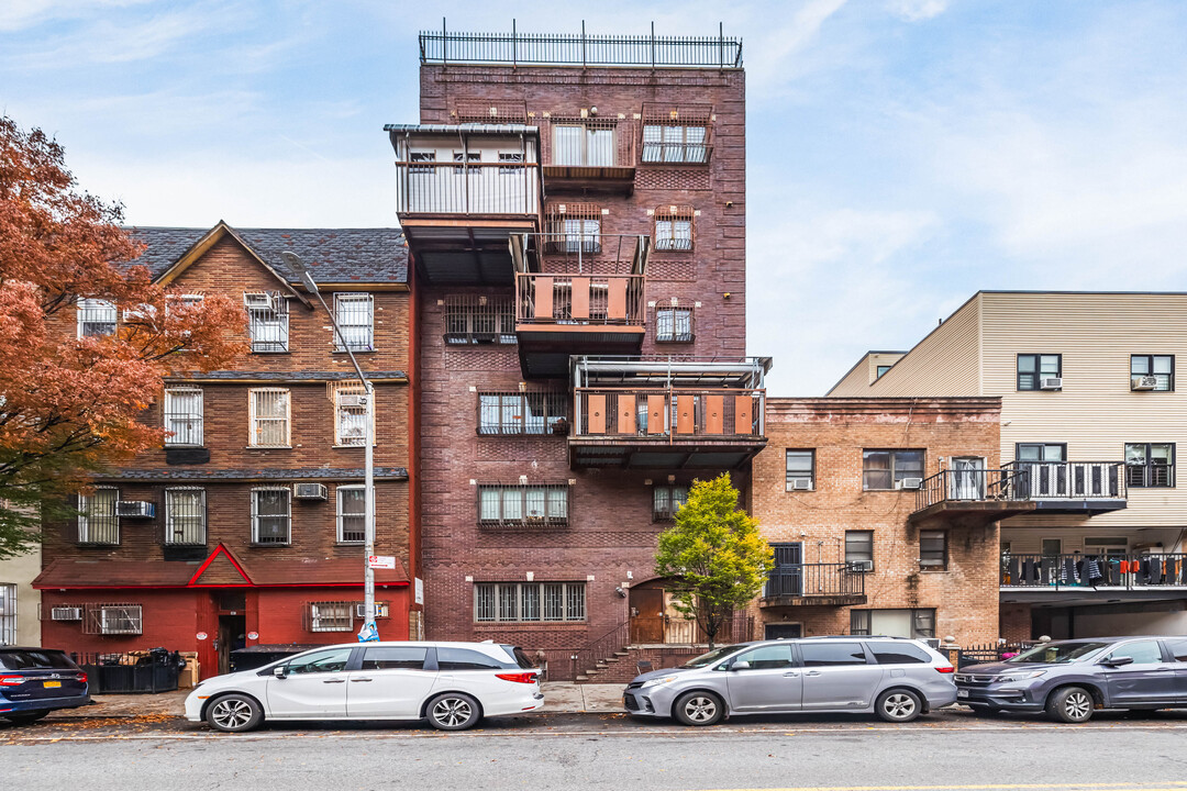 89 Harrison Ave in Brooklyn, NY - Building Photo