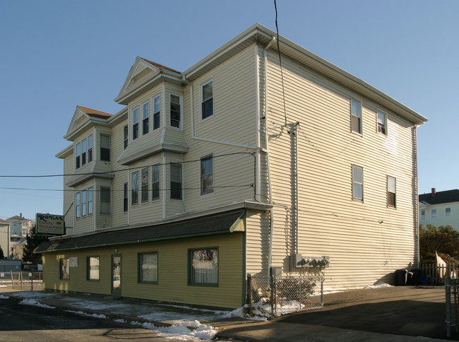 129-135 Division St in Fall River, MA - Foto de edificio - Building Photo