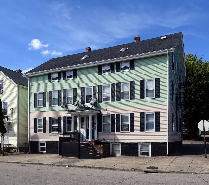 57 Garfield St in Central Falls, RI - Foto de edificio