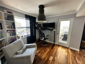 401 Golden Isles Dr in Hallandale Beach, FL - Foto de edificio - Building Photo