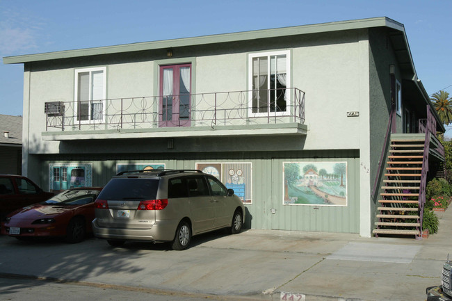 442 Newport Ave. in Long Beach, CA - Foto de edificio - Building Photo