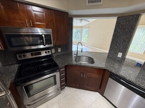 2400 NW 33rd St in Oakland Park, FL - Building Photo - Building Photo