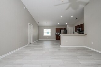 6111 Evansbrook Dr in Zephyrhills, FL - Building Photo - Building Photo