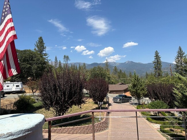 45 Smith St in Weaverville, CA - Building Photo - Building Photo