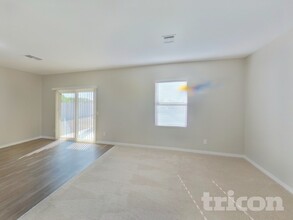 37123 W Capri Ave in Maricopa, AZ - Foto de edificio - Building Photo