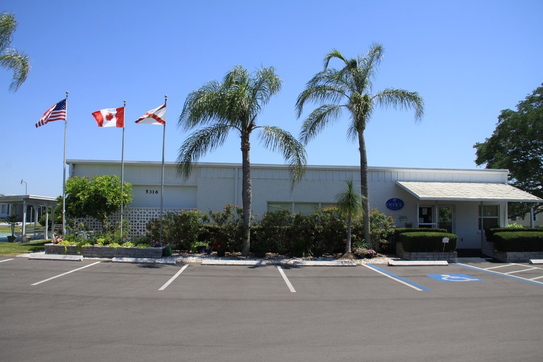 West Winds in Bradenton, FL - Building Photo