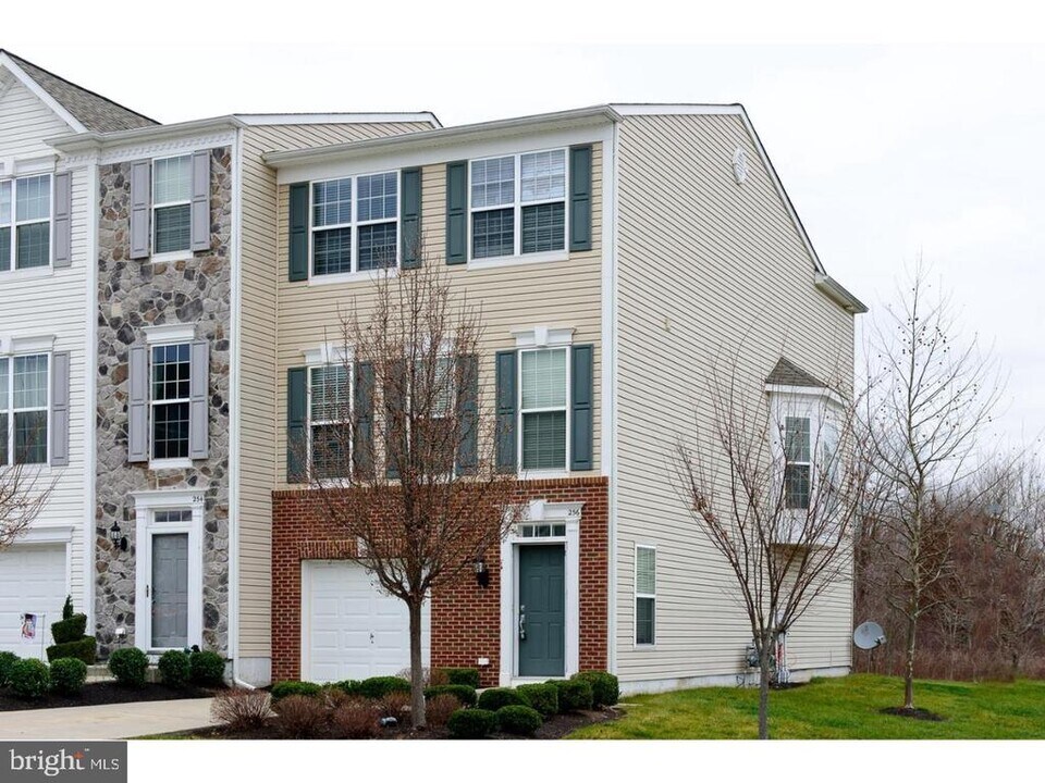 256 Hudson Dr in Phoenixville, PA - Building Photo