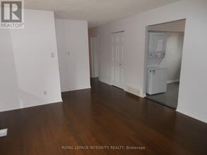 2 Laurie Ct in Ottawa, ON - Building Photo - Building Photo