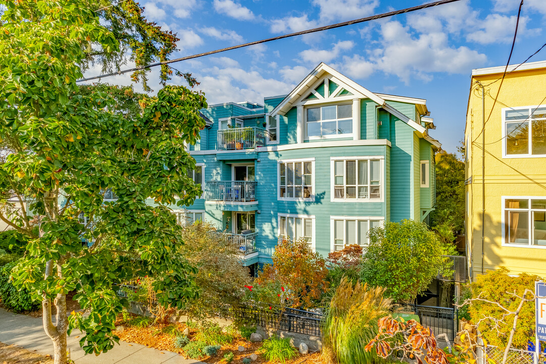 Evergreen Place in Vancouver, BC - Building Photo