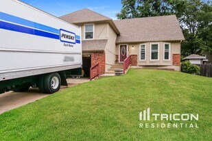 1928 E Stratford Rd in Olathe, KS - Building Photo