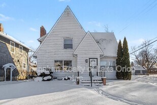 419 W Iroquois Rd in Pontiac, MI - Building Photo