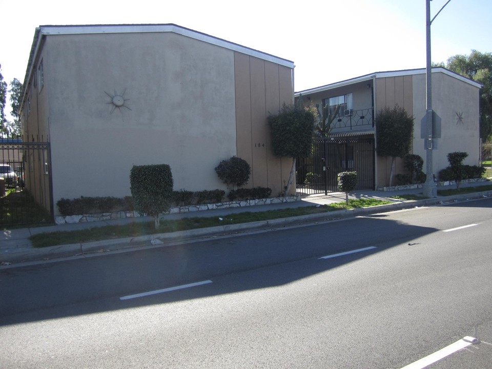 184 E Artesia Blvd in Long Beach, CA - Building Photo