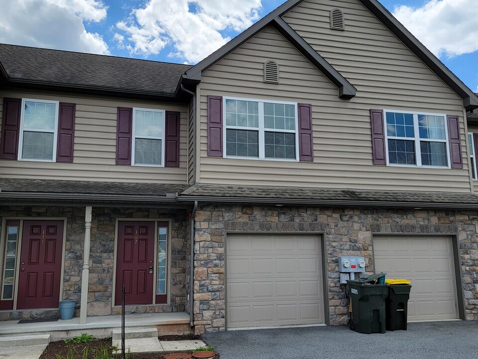 107 Clay School Rd in Ephrata, PA - Building Photo