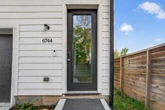 6744 Del Rio St in Houston, TX - Foto de edificio - Building Photo