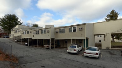 Parkview Terrace in West Warwick, RI - Foto de edificio - Building Photo